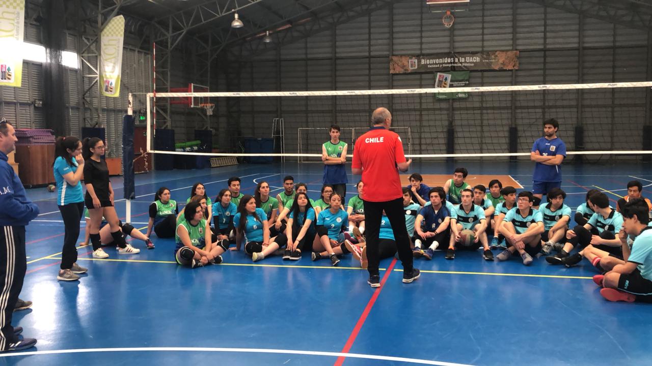 Selección de Voleibol del Liceo participa en clínica en UACH Puerto Montt